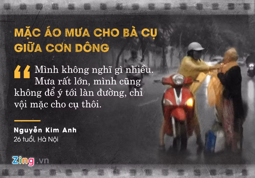 Khoảnh khắc Nguyễn Kim Anh dừng lại giữa trời mưa dông, mặc áo mưa cho bà cụ tại phố Nam Cao (Hà Nội) chiều 28/5 khiến nhiều người cảm động. Ảnh: Quan Trần.
