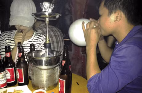 Bóng cười được giới trẻ chơi trong quán bar.