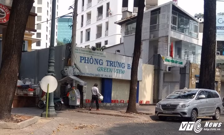 Những người bán hàng rong xung quanh Hồ Con Rùa (quận 3, TP.HCM) đã tìm ra nhiều biện pháp có thể tiếp tục buôn bán mà không ảnh hưởng đến vỉa hè.