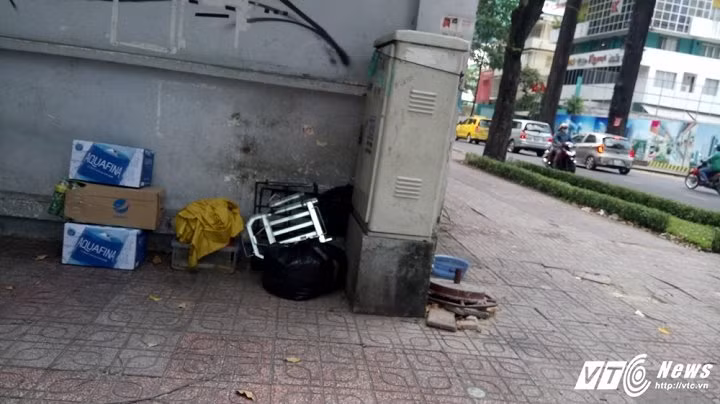 Một số hàng quán ven đường khác để đồ phía sau những trụ điện cao thế ven đường để không lấn vỉa hè.