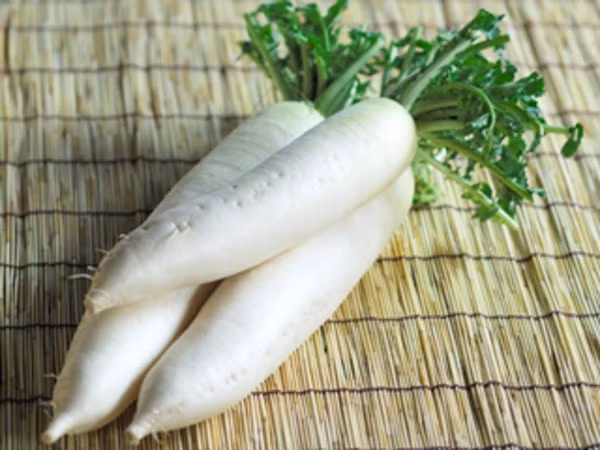 Củ cải. Loại rau này gần giống cà rốt nhưng có màu sáng và ngọt hơn, hương vị hấp dẫn. Bạn có thể cho củ cải vào nấu cơm, cùng với khoai tây để tăng thêm hương vị hoặc nghiền chúng nấu súp hay làm nước sốt. Củ cải rất giàu kali và là nguồn chất xơ tốt cho sức khỏe. 