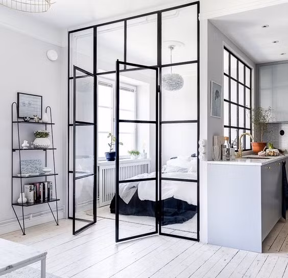 Những bức tường kính cũng tạo vẻ hiện đại, mới mẻ cho phòng ngủ nhà bạn.