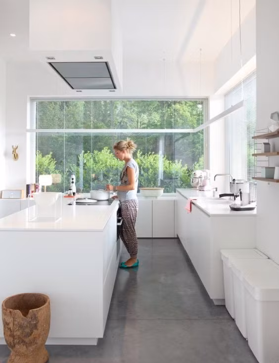 Thật không có gì thú vị hơn việc vừa có thể làm bếp vừa có thể ngắm ngía cảnh vật bên ngoài. Nhiều gia chủ đã trang bị thêm những chiếc rèm để điều chỉnh lượng ánh sáng mặt trời chiếu vào trong nhà mình.