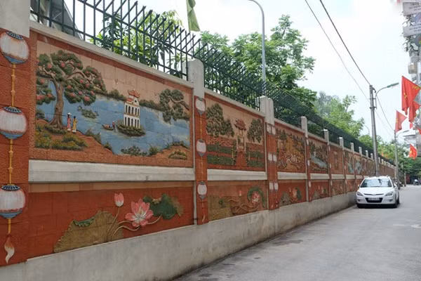 Nổi bật giữa con đường tranh gốm mộc mạc giản dị là một bức tranh tráng men duy nhất với những đường nét trau chuốt hiện lên cảnh đàn cá chép giỡn hoa sen, có chim bói cá, chuồn chuồn…