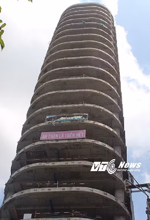 Dự án tòa nhà văn phòng V-Ikon hạng A, có chiều cao đến 125,8 m, gồm 4 tầng hầm và 26 tầng cao.