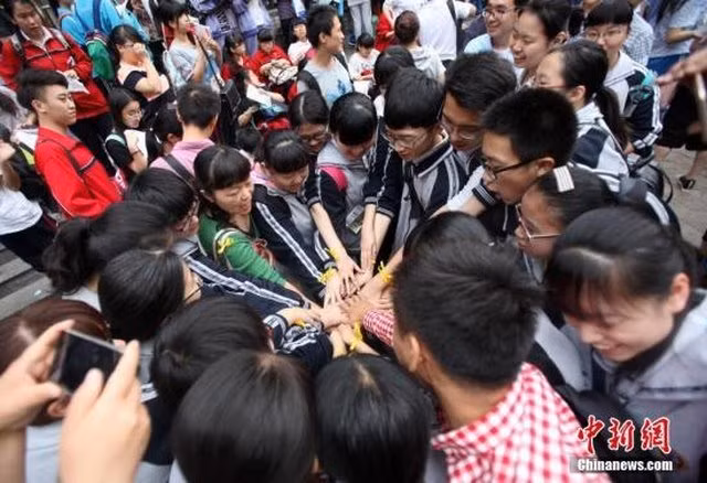 Học sinh thể hiện quyết tâm trước giờ thi quan trọng. Kì thi tốt nghiệp phổ thông dự kiến có 9 triệu thí sinh tham gia, được đánh giá là kì thi quan trọng nhất, ảnh hưởng nhiều nhất tới “vận mệnh” các em sau này.