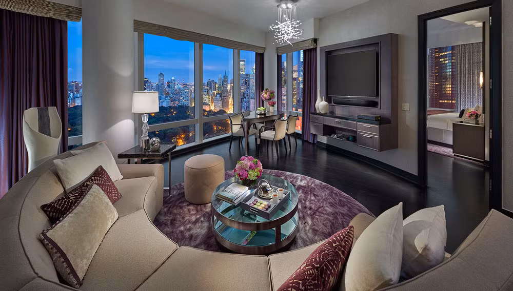 3. Mandarin Oriental 60.600 USD/m2 (khoảng 1,34 tỷ đồng/m vuông) Rất nhiều căn hộ ở đây có cửa sổ nhìn ra Central Park, công viên ở trung tâm New York. Giá bán căn hộ là từ 11,5 triệu-50 triệu USD, giá thuê cao nhất là 20.000 USD.