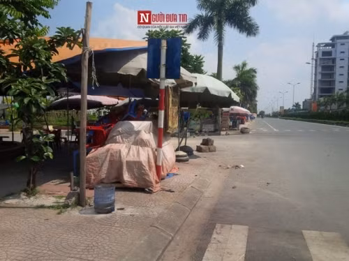 Đáng nói, công viên, quảng trường được đầu tư nhiều tỷ đồng trước đây gồm các bồn trồng hoa tươi đẹp mắt, nay bị người dân chiếm dụng làm nơi trồng rau. Cả công viên, quảng trường rộng lớn trở thành nơi trồng rau, các dịch vụ từ ăn uống đến các trò chơi dịch vụ cho trẻ em.