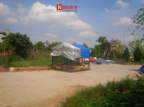 Dịch vụ các trò chơi trẻ em thi nhau mọc lên tại khu lưu niệm (ảnh: Thành Long).