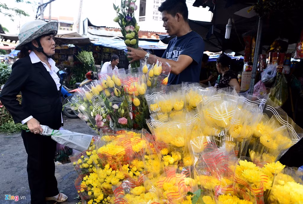 Trong sáng 9/6, loài hoa cúc ở các chợ như Võ Thành Trang, Hoàng Hoa Thám, Bà Hoa (quận Tân Bình) có tăng nhẹ nhưng luôn tấp nập người mua. Một bó hoa cúc 10 bông có giá 40.000 đồng tại chợ Hoàng Hoa Thám.
