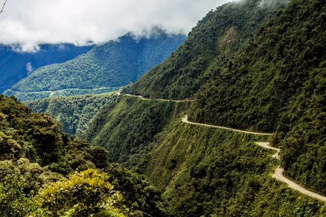 Theo ước tính, con đường được mệnh danh là con đường chết chóc chạy quanh sườn núi Bolivia đã chứng kiến cái chết của 200-300 du khách mỗi năm. Con đường dành cho các phượt thủ tốc độ vẫn còn rất nhiều điều thú vị đang chờ bạn. Ảnh: Jason Hill.