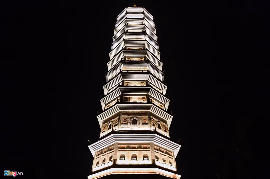 Bảo tháp nhìn từ lối vào khá hoành tráng, rực rỡ trong đêm.