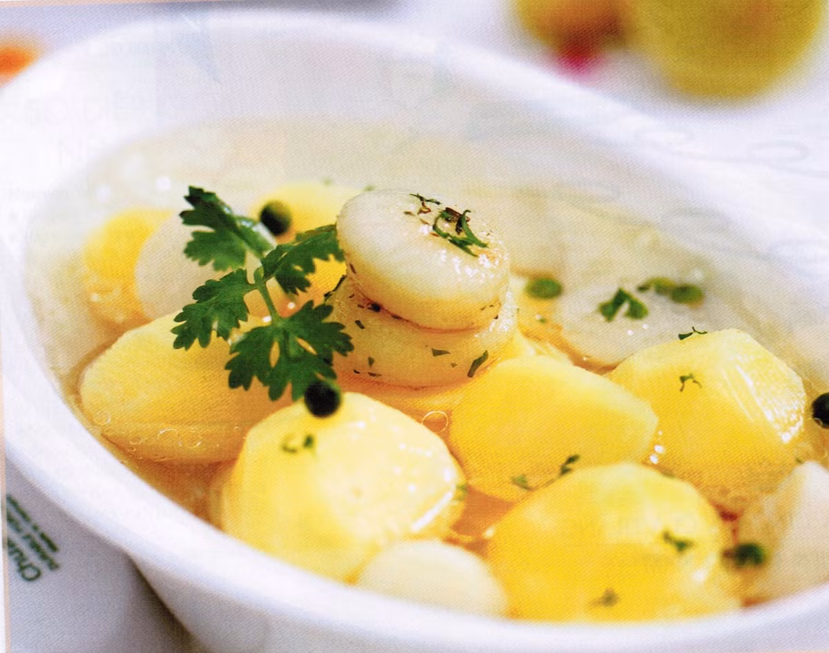 Khoai tây. Mặc dù được coi là thực phẩm bổ dưỡng nhưng khoai tây nếu để qua đêm cũng sẽ mất dần giá trị dinh dưỡng. Bên cạnh đó, nó cũng là thực phẩm không nên hâm nóng lại vì chúng sẽ khiến bạn phải đối mặt với vấn đề tiêu hóa.
