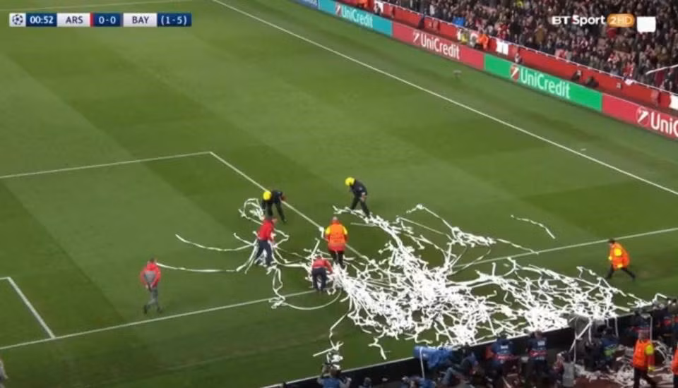 Hành động này nhằm phản đối mức giá cắt cổ (tối thiểu 75 bảng) mà Arsenal áp dụng với vé xem Champions League. Mức giá đó cao gấp 3 lần giá vé xem 1 trận Champions League ở sân Allianz Arena của Bayern.