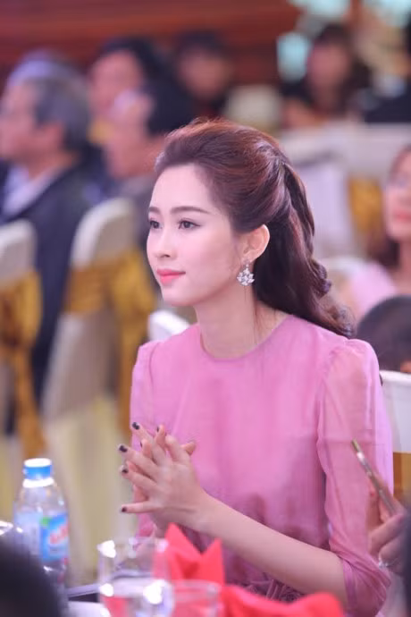 Người đẹp Đặng Thu Thảo là một trong những Hoa hậu chọn lối sống "sạch" không scandal. Vì vậy, cô được công chúng ưu ái gọi với tên hoa hậu của các hoa hậu.