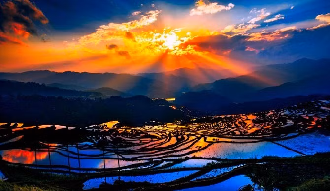 Từ trên cao nhìn xuống, cùng với sự chan hòa của ánh nắng, ruộng bậc thang hiện lên thực sự ngoạn mục. Dù không phải là một điểm du lịch lớn nhưng nơi đây lúc nào cũng thu hút rất nhiều nhiếp ảnh gia.