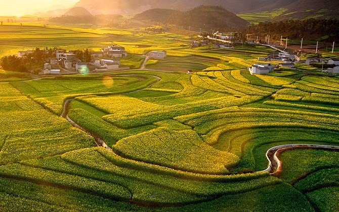 Mùa xuân là thời điểm lý tưởng để đến tham quan bởi khi đó ruộng bậc thang như khoác lên mình màu xanh ngọc của cây cối đâm chồi nảy lộc.