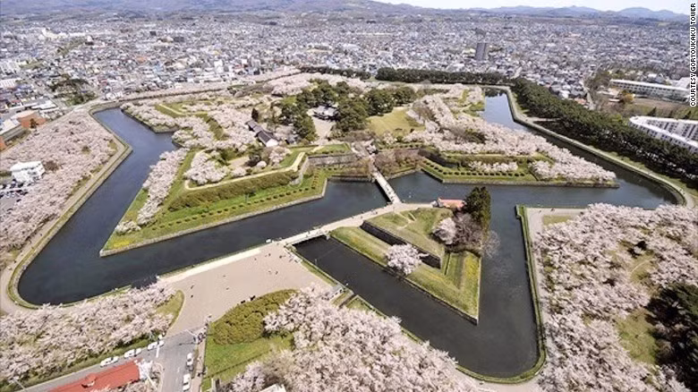 Thành phố Hakodate, Hokkaido: Tháp Goryokaku ở thành phố Hakodate phía nam Hokkaido nhìn ra đồn Goryokaku. Công trình có kiến trúc hình ngôi sao độc đáo, được xây dựng vào năm 1855 và trở thành công viên vào năm 1910, sở hữu hơn 1.000 cây anh đào.