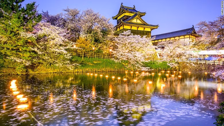 Thành phố Nara: Công viên Nara nằm giữa trung tâm thành phố, là điểm thưởng hoa tuyệt vời với hơn 1.500 cây anh đào và khung cảnh như trong truyện cổ tích.