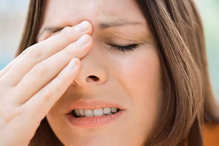 Viêm xoang: Viêm xoang là bệnh lý khá phổ biến ở nước ta. Nhất là vào mùa thu, khi độ ẩm không khí thấp, hanh khô tăng cao khiến niêm mạc mũi bong, gây hắt hơi, sổ mũi, đau nhức mũi kéo theo đau đầu, đau tai, đau ngứa họng…