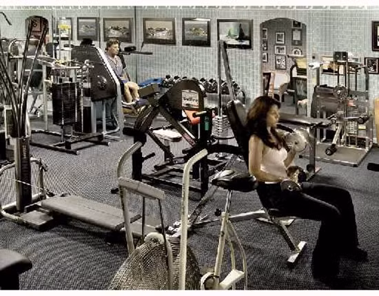 Phòng tập gym trang bị rất nhiều máy móc hiện đại..