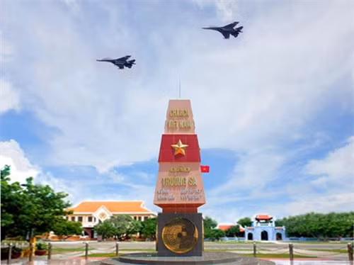 Biên đội “hổ mang chúa” Su30-MK2 bay tuần tiễu khu vực huyện đảo Trường Sa, Khánh Hòa.