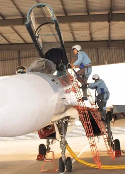 Các phi công Trung đoàn 935 lên máy bay thực hiện nhiệm vụ.