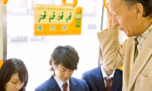 Ly do khong can nhuong ghe cho nguoi gia o Nhat Ban