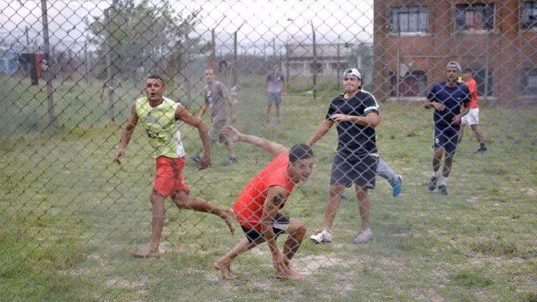 Chương trình giáo dục cũng bao gồm nhiều hoạt động thể thao và giải trí, nghệ thuật.
