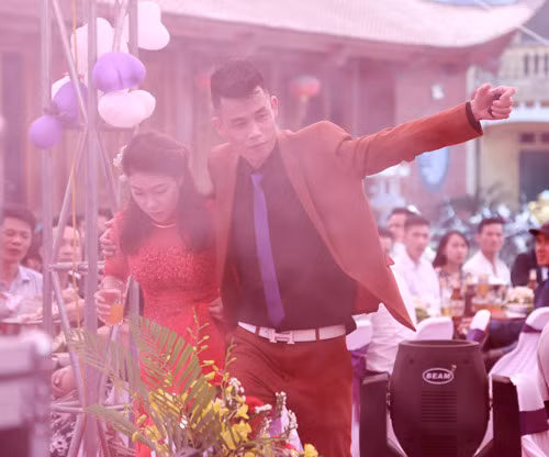 Sau khi tổ chức hôn lễ khá hoành tráng, danh hài Hiệp Gà và cô dâu Diệu Thúy sẽ dọn hẳn về tổ ấm của Hiệp Gà tại Kim Động - Hưng Yên để sinh sống.