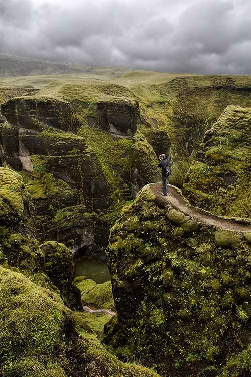 Fjaðrárgljúfur là một hẻm núi nằm ở phía tây nam Iceland, có độ sâu tới 100 m và chiều dài khoảng 2 km. Hẻm núi này được hình thành từ quá trình xói mòn.