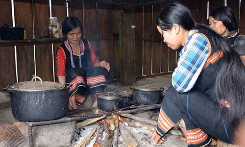 Phụ nữ Mơ Nâm thường lớn tuổi hơn chồng mình.