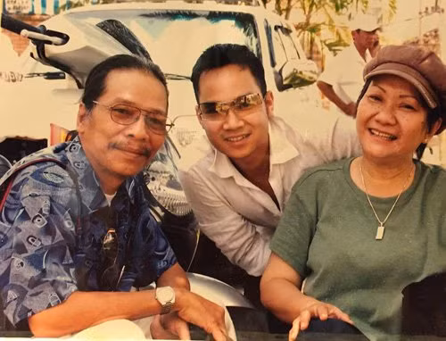 Thomas Tâm Nguyễn – ông xã Hồng Ngọc nghẹn ngào chia sẻ tâm sự về bố vợ (tay trống Nguyễn Xuân Dinh) khi ông vừa qua đời tại nhà riêng ở Sài Gòn. “Những kỷ niệm đẹp sẽ mãi ở lại trong chúng con! Con muốn giữ mãi một hình ảnh người đàn ông phong trần và rất nghệ sĩ này. Cảm ơn bố vì đã cho con đứa con gái rượu của bố để cô ấy mang đến cho con 3 thiên thần. Cuối cùng thì chúng ta cũng phải chia tay nhau ở trần gian này, nhưng hình ảnh và kỷ niệm đẹp về bố sẽ mãi ở lại với chúng con và các cháu của bố”, ông xã Hồng Ngọc viết.
