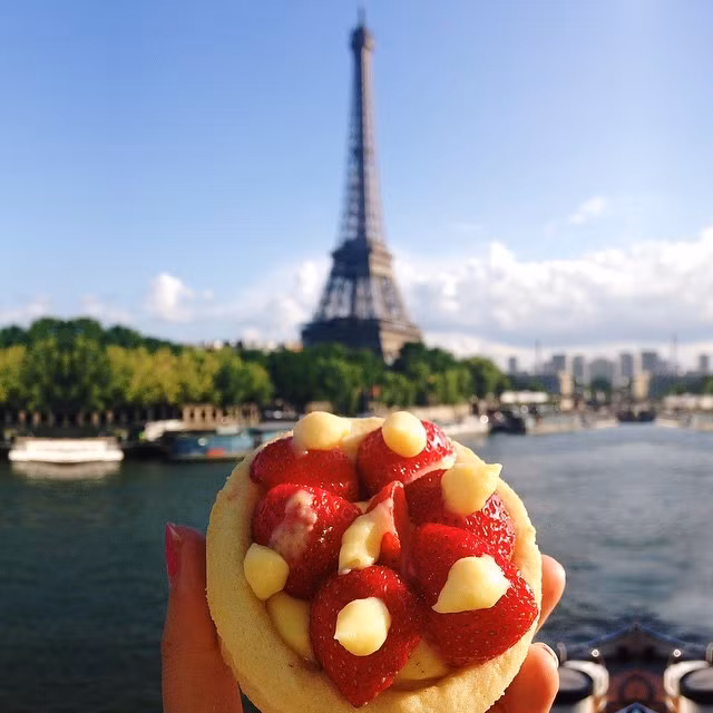 Món bánh dâu tây thơm ngon từ thành phố Paris (Pháp).