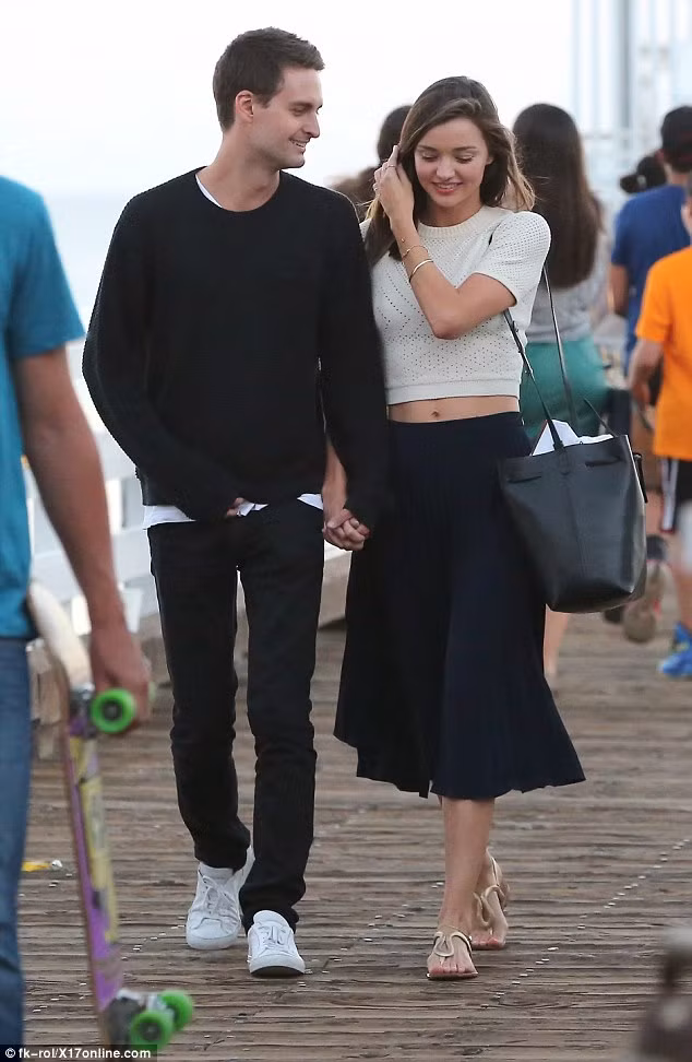 Tuy hơn kém nhau 7 tuổi nhưng giữa tỷ phú Evan Spiegel và Miranda Kerr như không có sự chênh lệch khi sánh bước bên nhau.