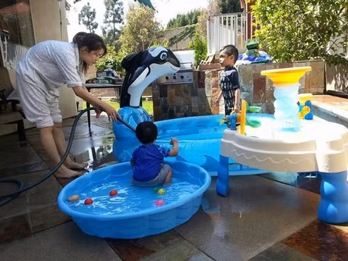 Căn biệt thự còn có sân chơi rộng rãi dành cho các con của Thu Phương.
