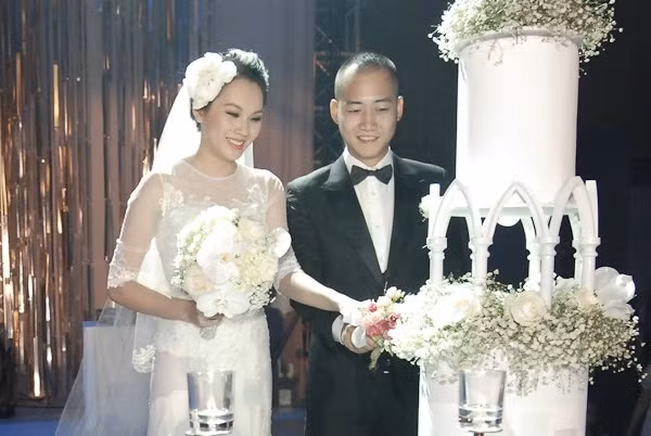 7. Siêu mẫu Phạm Ngọc Thạch - Đại gia Dương Kon Cô siêu mẫu miền Tây đình đám nổi tiếng nhờ vẻ đẹp ngoại hình và “sạch” scandal đã lên xe hoa với đại gia Dương Kon (Đỗ Bình Dương) – một tay chơi siêu xe khá có tiếng tại Hà thành. Nhà chồng của Phạm Ngọc Thạch giàu sang bề thế nhất nhì thủ đô, với Dương Kon hiện đang giữ chức vụ Giám đốc Marketing Công ty cổ phần Đại Dương, nơi bố anh là ông Đỗ Văn Bình giữ chức vụ chủ tịch Tập đoàn. Ông Đỗ Văn Bình hiện là người giàu thứ 39 trên sàn chứng khoán với giá trị tài sản hơn 400 tỷ đồng tính đến cuối năm 2014. Đám cưới của Phạm Ngọc Thạch và Dương Kon cũng chính là đám cưới xa hoa nhất showbiz Việt, với tổng chi phí lên tới 7 tỷ đồng.