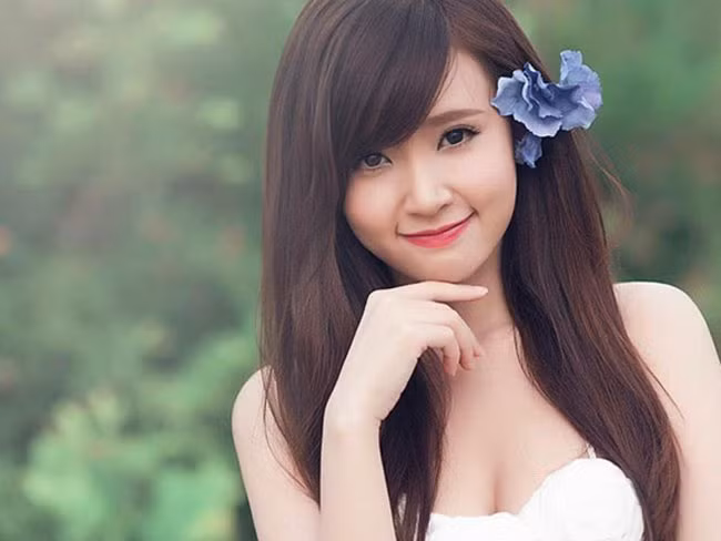 Với vóc dáng nhỏ nhắn, gương mặt bầu bĩnh dễ thương, trông Midu chẳng khác nào cô bé tuổi teen.