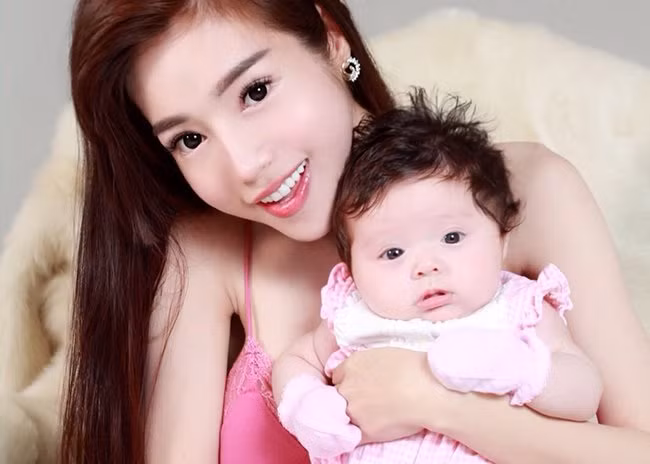 Nữ diễn viên đã là mẹ của 1 bé gái hơn 1 tuổi nhưng vẫn duy trì được vóc dáng thon thả, gương mặt trong sáng.