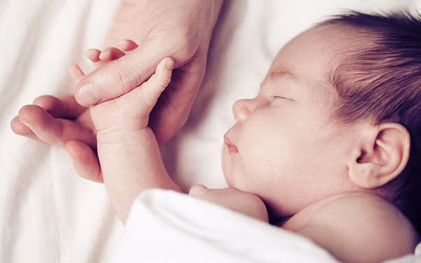 Mẹ cũng nên lưu ý tránh các bộ chữ xung khắc để giữ vận mệnh tốt cho bé. (Ảnh minh họa)