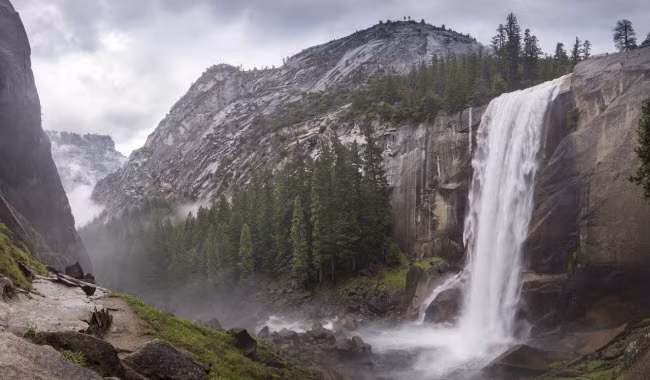 Hơi nước bốc lên từ thác nước Vernal trong vườn quốc gia Yosemite, bang California.