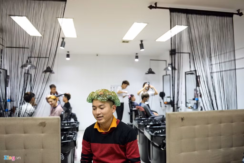 Anh Lê Hưu Hải (Cầu Giấy), một khách quen của cửa hàng, cảm thấy khá hài lòng về dịch vụ đặt lịch qua mạng: “Chỉ cần một click chuột là tôi đặt được giờ làm tóc, không phải đến đợi mất nhiều thời gian, đặc biệt dịp Tết có nhiều công việc cần giải quyết”.