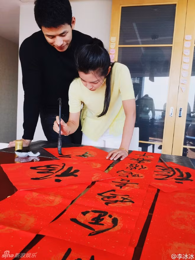 Chuyện tình cảm của nữ diễn viên bị phát hiện sau khi Phong Hành công bố đoạn clip ghi lại khoảnh khắc thân mật giữa cô và bạn trai kém 15 tuổi tại đảo Tam Á. Ngay sau đó, Lý Băng Băng xác nhận chuyện đang yêu trên trang cá nhân. Đối với cô, đây là “sự an bài ngọt ngào”.