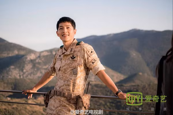 Sức hút cặp đôi ngọc nữ - mỹ nam Song Hye Kyo và Song Joong Ki trong phim "Hậu duệ mặt trời" (Descendants of the Sun) khiến dân tình đứng ngồi không yên. Nếu như Song Hye Kyo đóng vai Kang Mo Yeon một bác sĩ xinh đẹp, tốt bụng, nữ tính và ngọt ngào thì Song Joong Ki đóng vai một chàng đại úy quân đội Shi Jin với vẻ ngoài nam tính, mạnh mẽ. Đặc biệt là phong cách thời trang khiến không chỉ phái đẹp mà cả phái mạnh cũng phải trầm trồ.