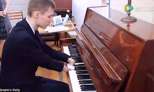 Thần đồng Piano của Nga say sưa luyện tập.