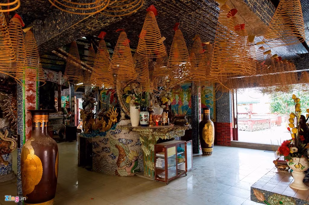 Ngoài thờ tượng bà Thủy Tề, miếu còn thờ Phật, Thánh Mẫu, Đại Thánh Gia Gia...