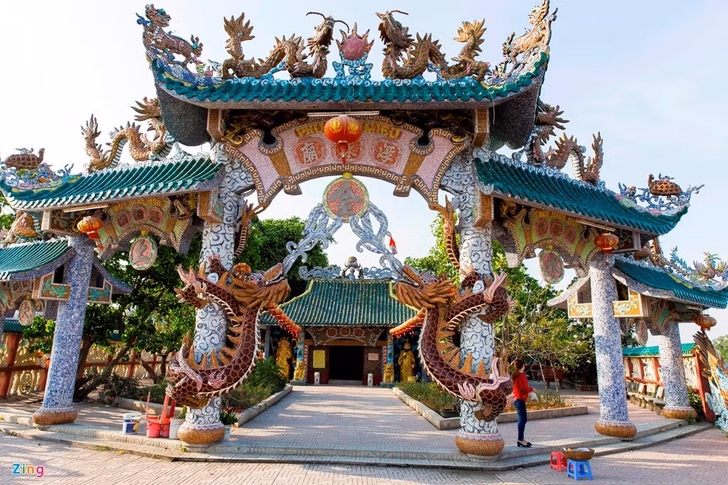 Miếu được xây từ thời vua Gia Long cách đây hơn ba thế kỷ. Một bên miếu là bến đò, phía bên kia là An Phú Đông, quận 12.