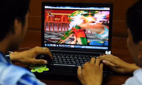 Tre 2 tuoi biet choi game, cha me tuong than dong, nao ngo…