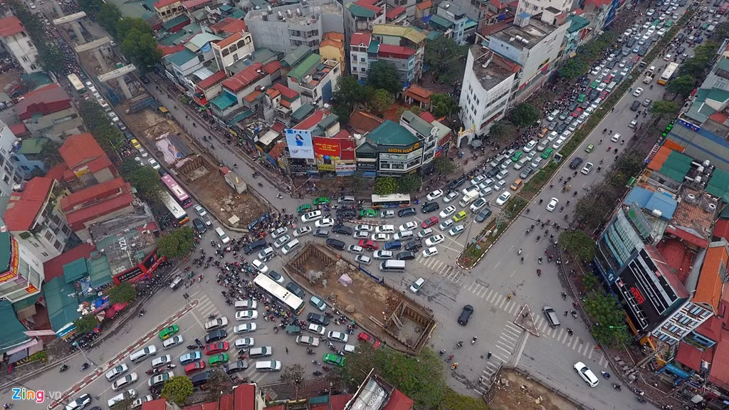 Chiều 19/1 (22 tháng Chạp), một ngày trước lễ tiễn Táo quân chầu trời, ngã tư Cầu Giấy - Nguyễn Phong Sắc rối loạn giao thông ngay từ lúc 16h.