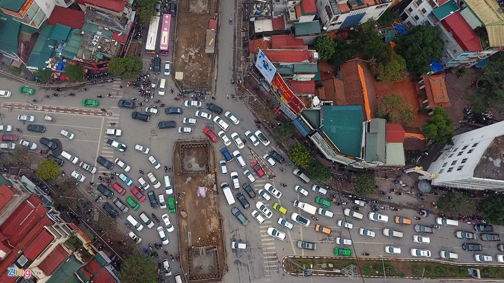 Do đó, các hướng di chuyển thường xuyên ùn ứ. Các phương tiện lưu thông từ Nguyễn Phong Sắc tới đường Cầu Giấy hoặc Trần Thái Tông phải bẻ lái vòng vèo tránh xe từ ba hướng còn lại mất nhiều thời gian mới có thể thoát khỏi nút giao này.